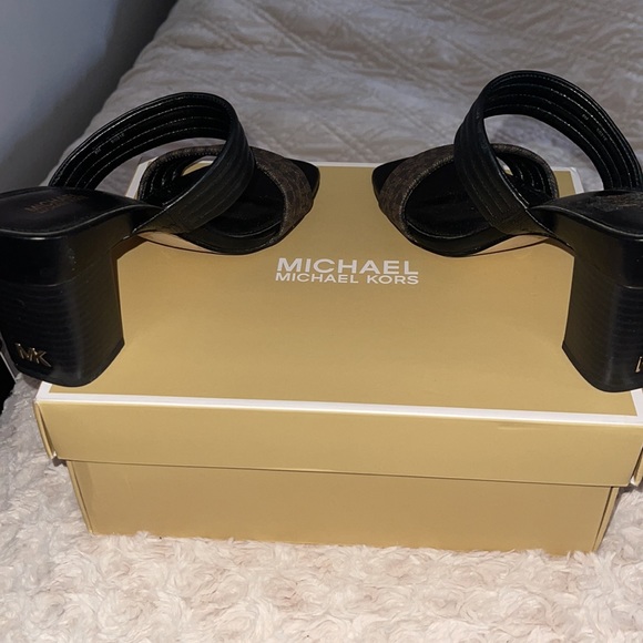 Woman’s MK shoe - Picture 4 of 6